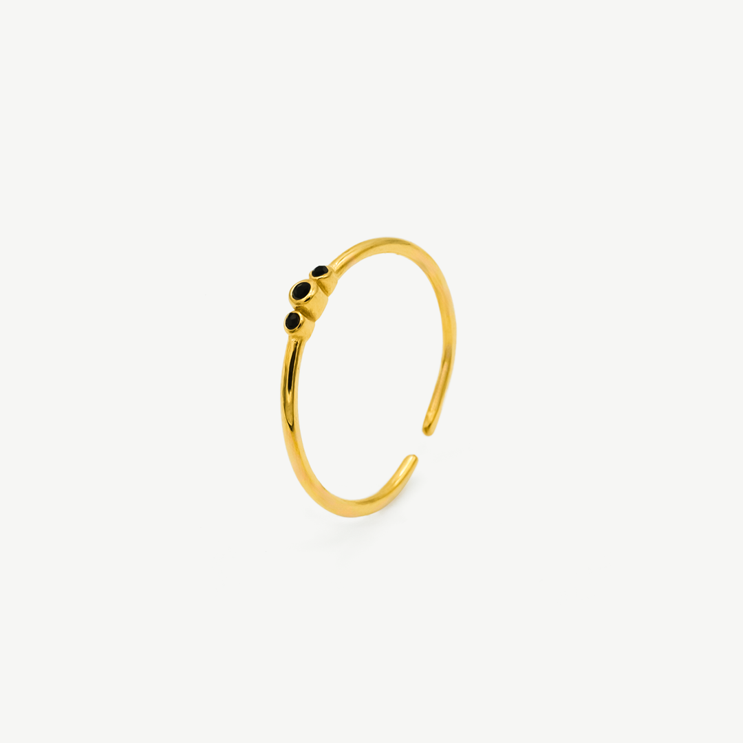 Anillo Black Rock dorado con circonitas negras minimalista, diseño elegante de Manía de Manía