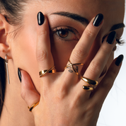 Anillo Drops ajustable en baño de oro usado en mano, ideal para looks casuales o elegantes.