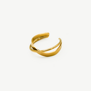 Anillo Loop entrelazado ajustable en baño de oro, diseño minimalista y moderno de Manía de Manía.