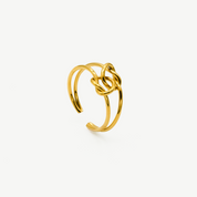 Anillo Pretzel ajustable en baño de oro con diseño de nudo entrelazado, elegante y sofisticado de Manía de Manía.