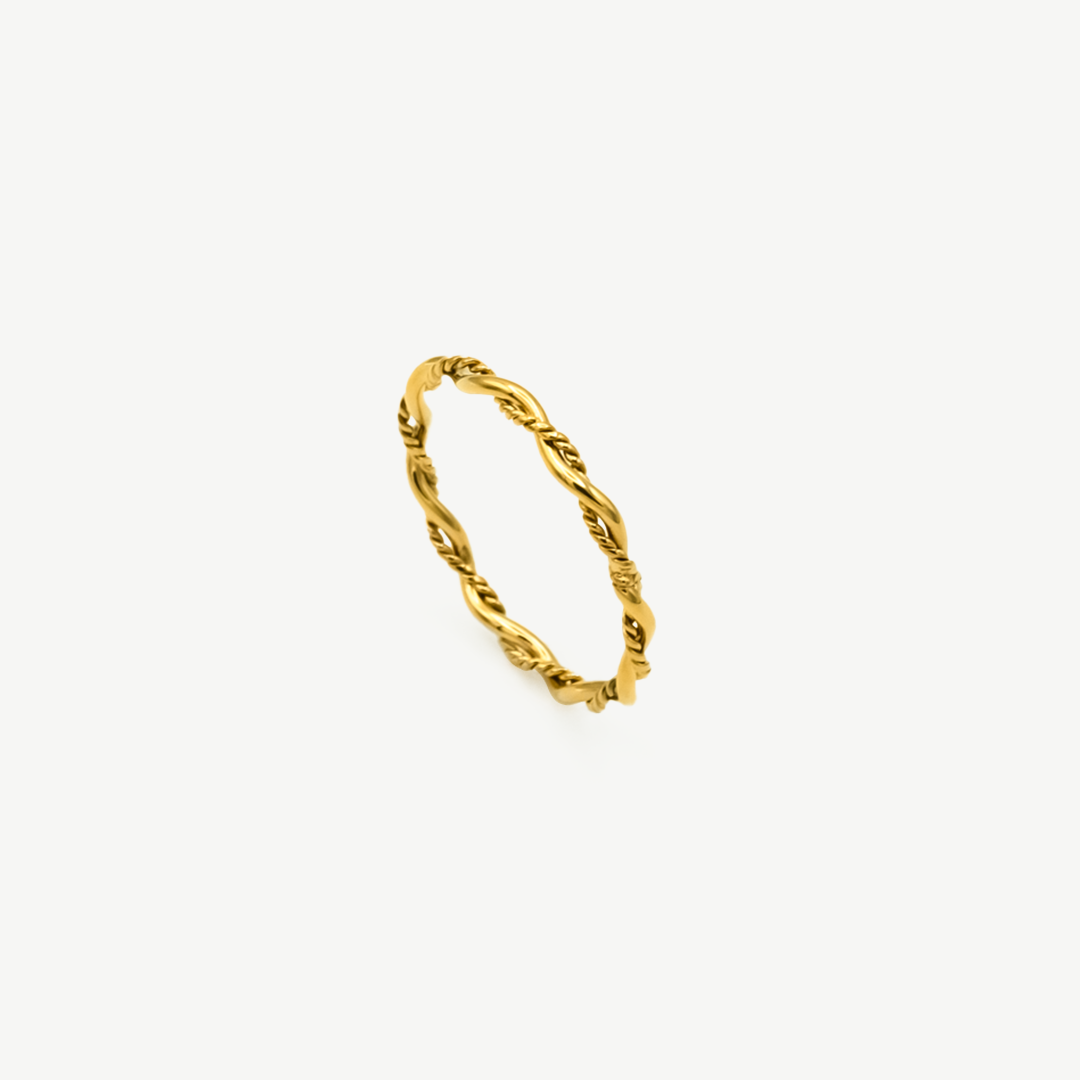 Anillo Trenz trenzado en baño de oro, diseño atemporal y sofisticado de Manía de Manía.