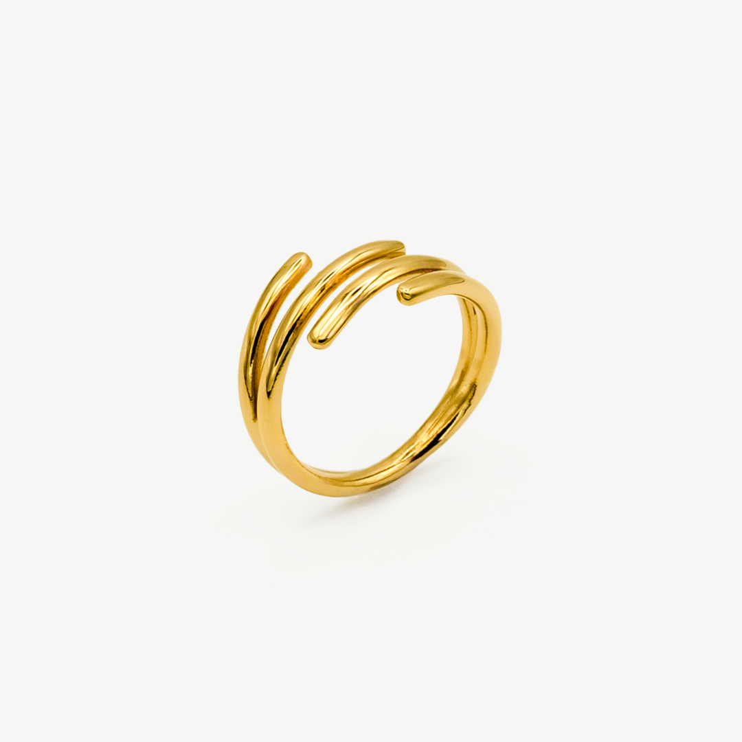 Anillo Twister enredadera ajustable en baño de oro, diseño minimalista y sofisticado de Manía de Manía.