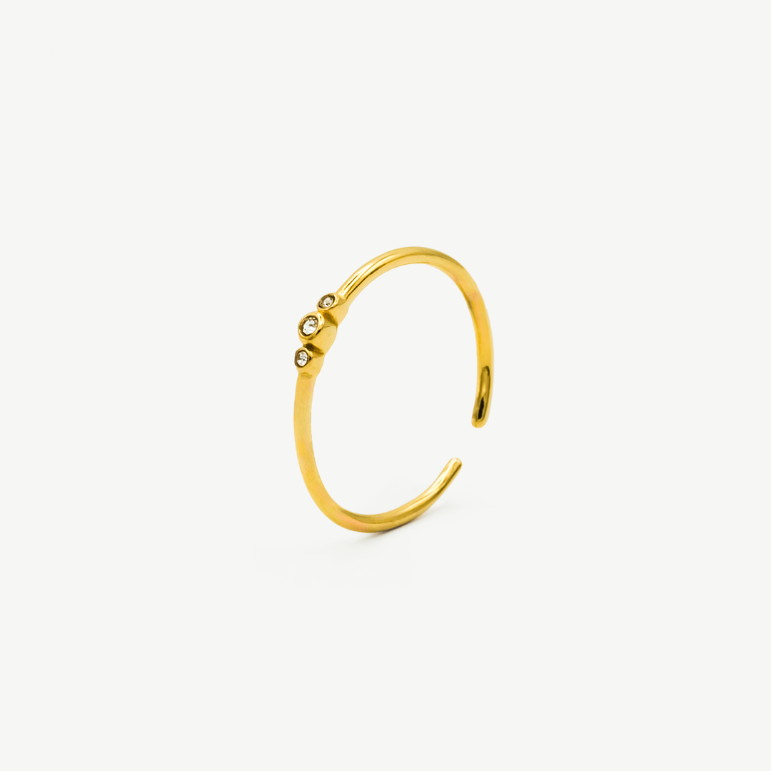 Anillo White Rock dorado con circonitas blancas minimalista, joya elegante para mujeres de de Manía de Manía.