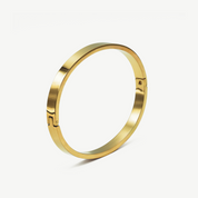 Brazalete Minerva Gold rígido en baño de oro con diseño minimalista de Manía de Manía.