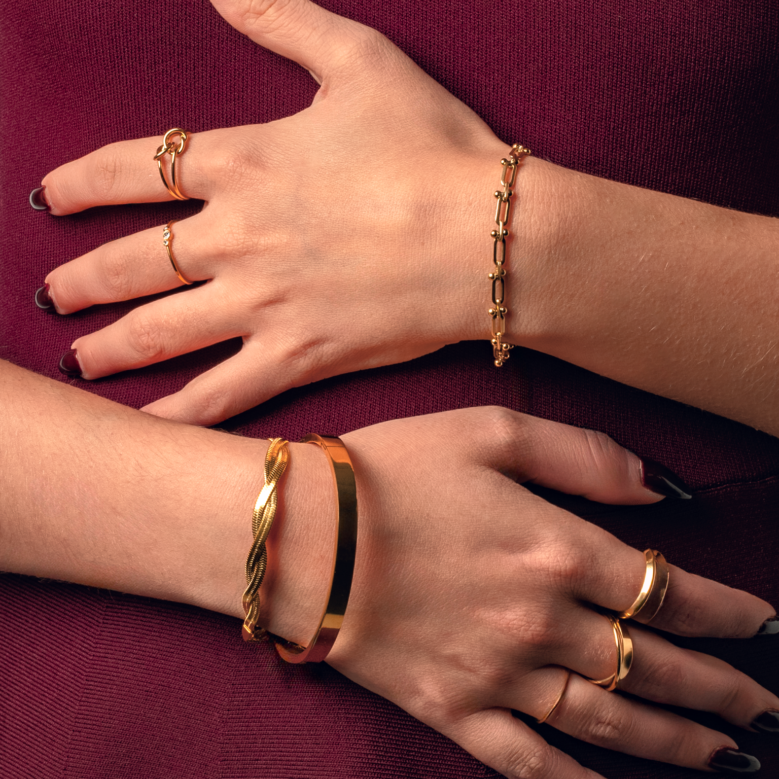 Brazalete Minerva Gold rígido y dorado usado en modelo, perfecto para looks elegantes y minimalistas.