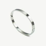 Brazalete Minerva Silver rígido plateado de diseño minimalista, elegante y moderno de Manía de Manía.