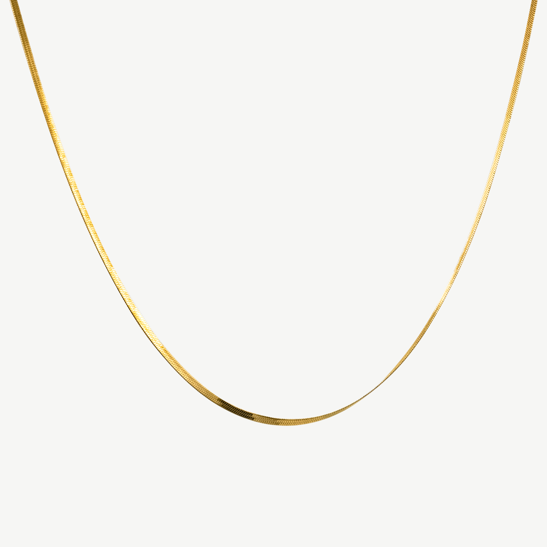 Collar Bali de cadena plana en baño de oro, diseño minimalista y elegante de Manía de Manía.