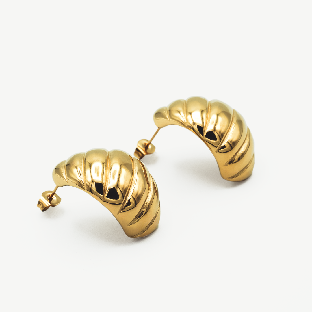 Pendientes Cruasán Gold en baño de oro, diseño inspirado en la forma de un cruasán, elegante y sofisticado de Manía de Manía