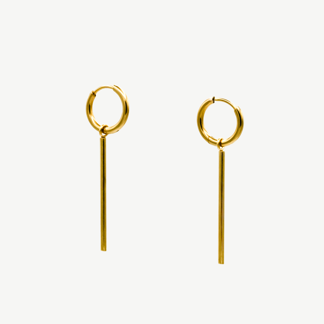 Pendientes Iris Gold de barras colgantes en baño de oro, diseño minimalista y moderno de Manía de Manía