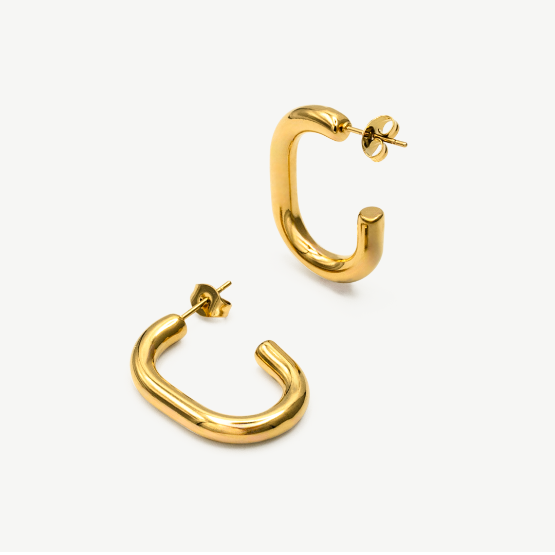 Pendientes Umami Gold de tubo curvado en baño de oro, diseño moderno y minimalista de Manía.