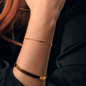 Pulsera Atenea Gold con diseño de barras doradas usada en modelo, perfecta para looks modernos y sofisticados.