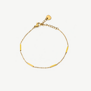 Pulsera Atenea Gold de barras doradas con diseño minimalista y moderno, elegante de Manía de Manía.