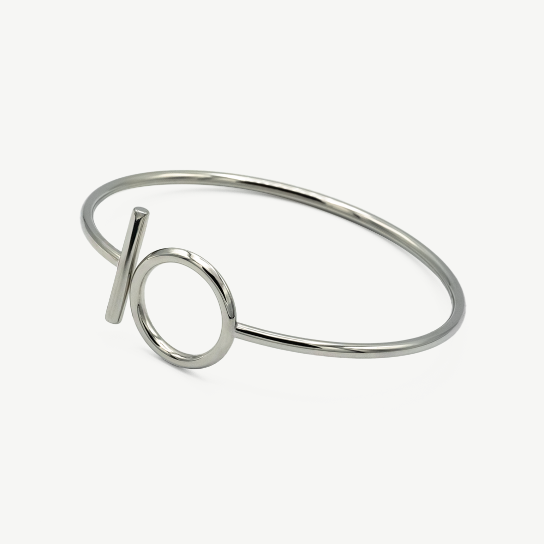 Pulsera Nébula Silver con cierre geométrico en forma de círculo y barra, diseño minimalista color plata de Manía de Manía