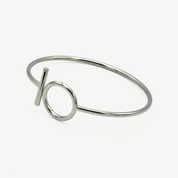 Pulsera Nébula Silver con cierre geométrico en forma de círculo y barra, diseño minimalista color plata de Manía de Manía