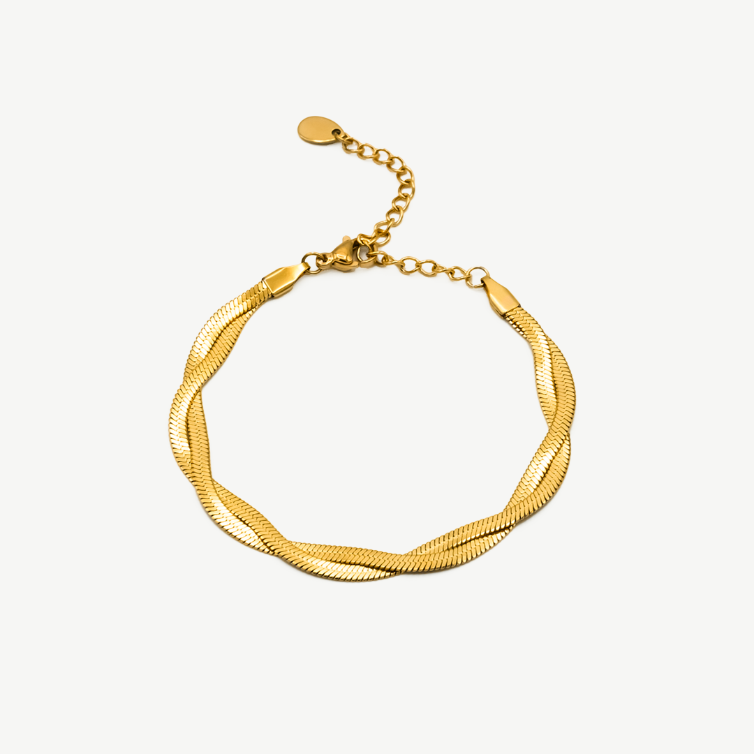 Pulsera Snake Gold con diseño plano trenzado en baño de oro, elegante y moderna de Manía de Manía.