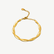 Pulsera Snake Gold con diseño plano trenzado en baño de oro, elegante y moderna de Manía de Manía.