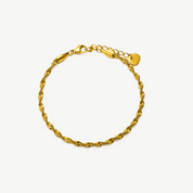 Pulsera Twister Gold bañada en oro con diseño de serpiente torneada, elegante y ajustable de Manía de Manía.